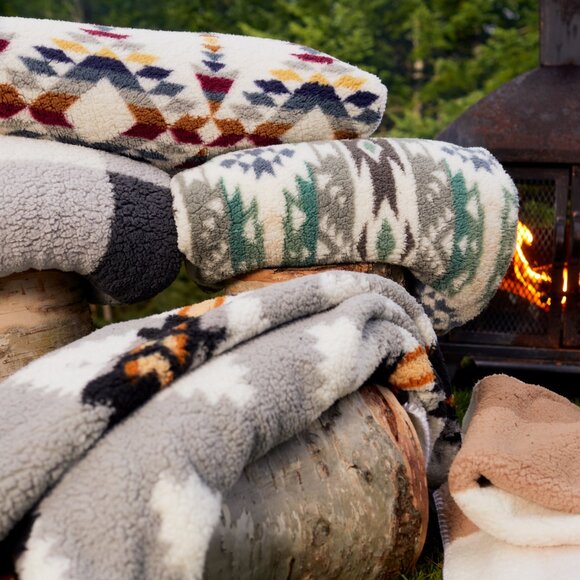 Luxe Home Decor Classic Faux Fur Throw | 1-Piece | Aztec Grey Print | 50"x60" - Picture 5 of 9